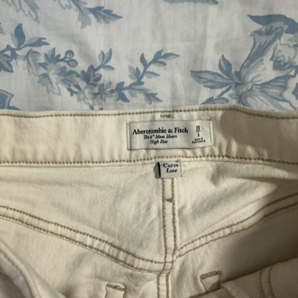 Abercrombie & Fitch Curve Love The 4" Mom Short High Rise Cream color size 29 - Picture 3 of 4